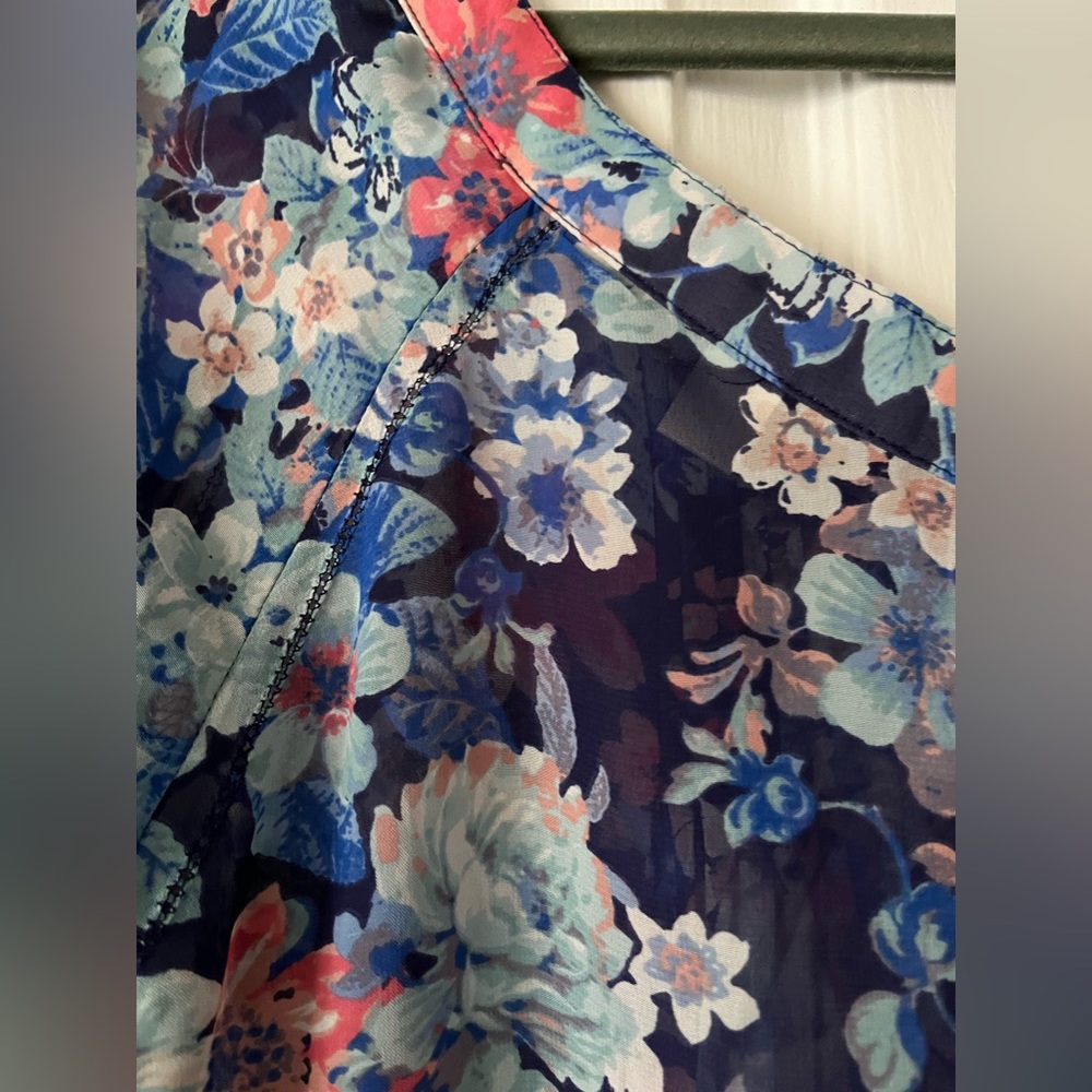 LC Lauren Conrad Size MEDIUM floral blouse 🌸 - Picture 3 of 9